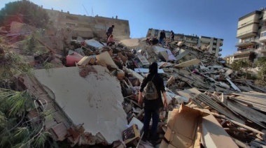 Fuerte terremoto en el mar Egeo afecta a Grecia y Turquía: mini tsunami, al menos cuatro muertos y decenas de edificios colapsados