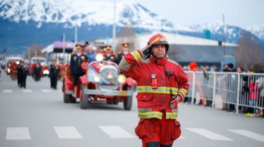 Representantes de toda la comunidad presentes en el multitudinario desfile de los 140 años de Ushuaia