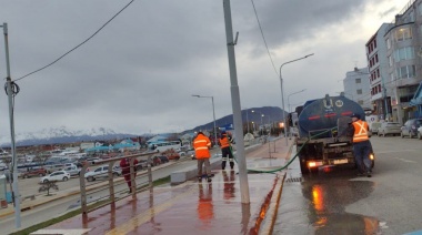 Inician el lavado de veredas en el corredor céntrico