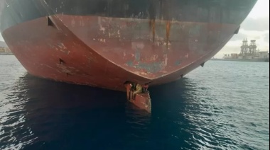 La impresionante imagen que muestra a tres migrantes que viajaron 11 días en la pala del timón de un petrolero para llegar a España