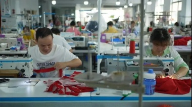 "Si un mes tiene 31 días, trabajo 31 días": las fábricas donde el gigante chino Shein produce las baratas prendas de moda "ultrarrápida"