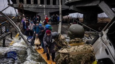 Civiles huyen de ciudades de Ucrania por corredores humanitarios durante tregua de Rusia