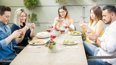 Un restaurante ofrece menú gratis a los niños, si los padres dejan el móvil en la puerta