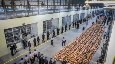 En su lucha contra los pandilleros, Bukele inauguró en El Salvador la cárcel más grande de América