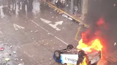 Ley Bases | Violencia en el Congreso: los manifestantes atacaron con piedrazos y bombas molotov y prendieron fuego un auto de Cadena 3