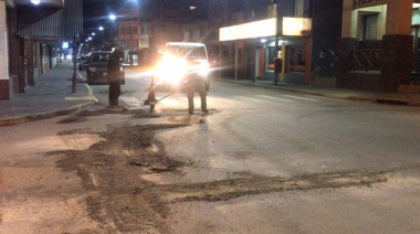 La Municipalidad de Ushuaia realizó trabajos nocturnos de bacheo en toda la extensión de la calle San Martín