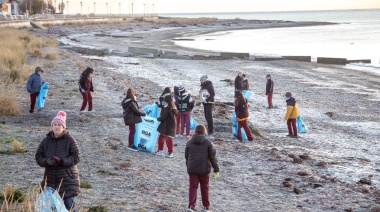 Ejemplar: Junto al Municipio, estudiantes del EMEI realizaron la limpieza de la costa
