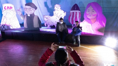 La comunidad de Río Grande disfruta el Mapping del Álbum de Figuritas del Centenario