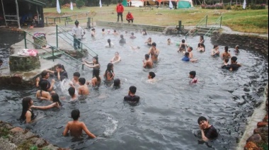 Los chicos de Tolhuin en una pileta "natural" disfrutan las colonias de verano