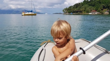 Dejaron todo para vivir en el mar y así educan a su hijo de 3 años