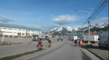 Realizan la limpieza de Avenida Perito Moreno y barrios próximos