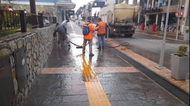 La Municipalidad realizó la limpieza y lavado de veredas en áreas turísticas