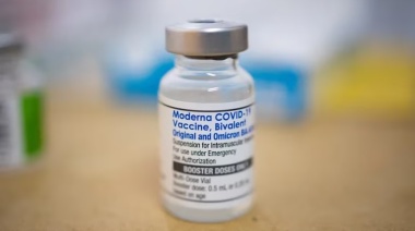 Las vacunas bivalentes triplican la respuesta inmune respecto a las monovalentes, aseguró el director médico de Moderna para la región