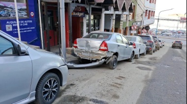 La jueza que protagonizó choque contra autos estacionados acordó pagar los daños