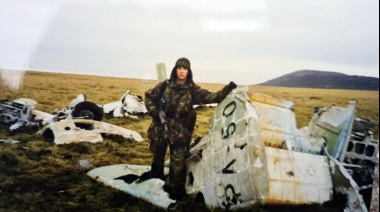 Un soldado británico devolvió a la Argentina los restos de un avión derribado en Malvinas