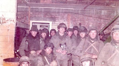 Un casco inglés manchado de sangre y la nobleza de un militar argentino que no descansó hasta encontrar a la familia de su antiguo enemigo para devolverlo