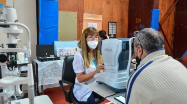 Jornada de control oftalmológico y vacunación a adultos mayores