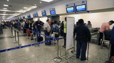 Casi 15.000 pasajeros varados y 120 vuelos cancelados en Ezeiza y Aeroparque por una protesta gremial sorpresiva