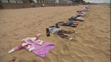 5 kilómetros de ropa infantil sobre la arena para denunciar el número de niños muertos en Medio Oriente
