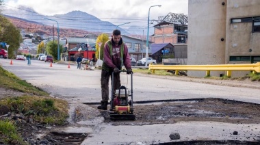 Personal municipal llevó adelante tareas de mejoramiento vial en calle Luis Vernet
