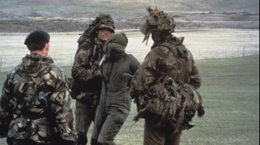 La detención de un comando argentino y otras 28 impactantes fotos del Museo Imperial de Guerra británico sobre Malvinas