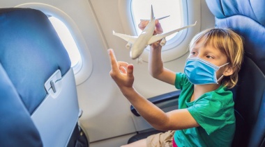 Seis cosas que hay que saber sobre los niños y los barbijos cuando se viaja en avión