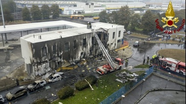 Un avión privado se estrelló contra un edificio cerca de Milán: murieron ocho personas
