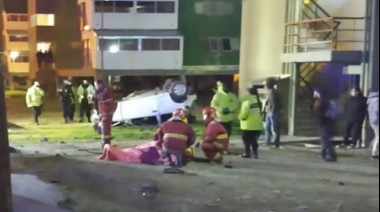 Dos jóvenes lesionados tras chocar y volcar en Ushuaia