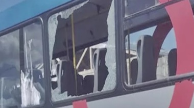 Grave ataque a un colectivo: Un pasajero herido