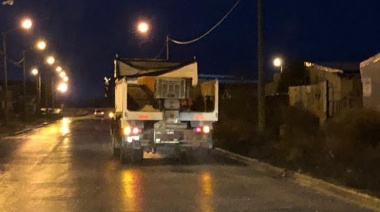 Camiones regaderos y saleros trabajan en las calles de Río Grande previniendo las escarchas.