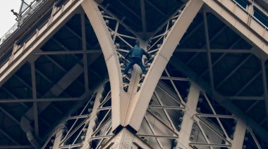 Evacuan la Torre Eiffel por un hombre que escala el monumento