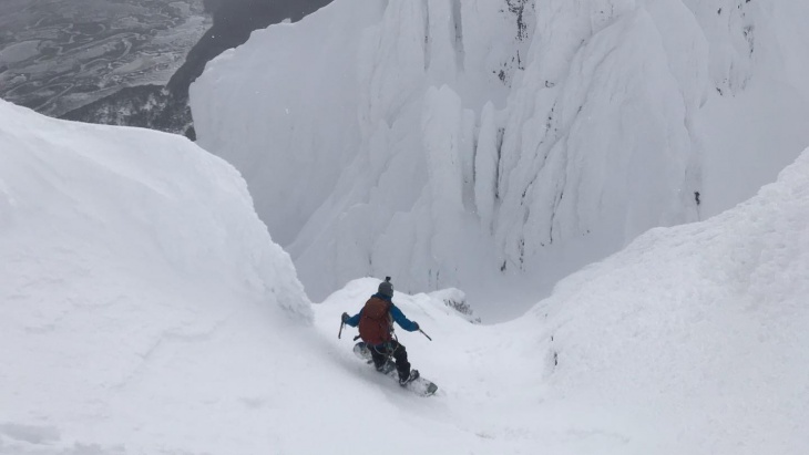 Nahuel Pancotti descendiendo en snowboard desde la cumbre del Monte Olivia