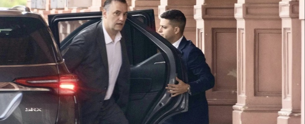 Denuncian a Manuel Adorni por presuntas irregularidades en contrataciones y la concesión de Tecnópolis