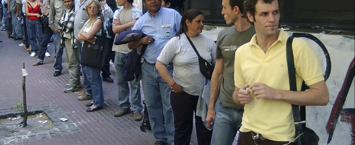 Se perdieron 241 mil empleos formales privados y hubo un fuerte deterioro del salario mínimo