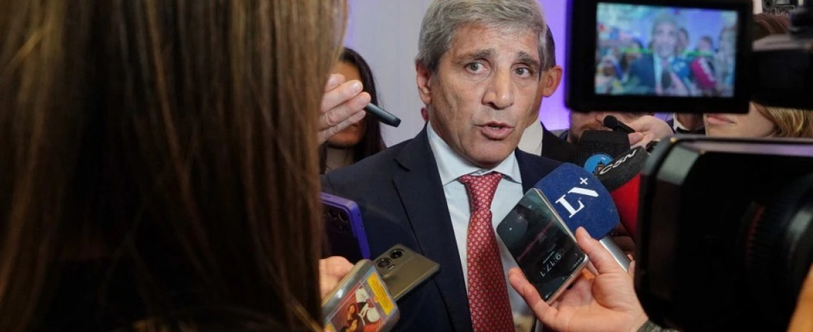 Caputo dice que se "desloma" como Adorni y le pidió "paciencia" a la gente