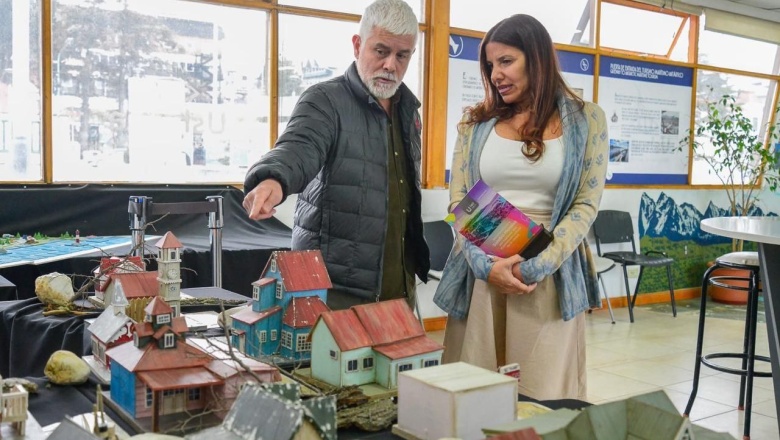 Una muestra fueguina imposible de dejar de ver: " Casitas de mi Ushuaia"