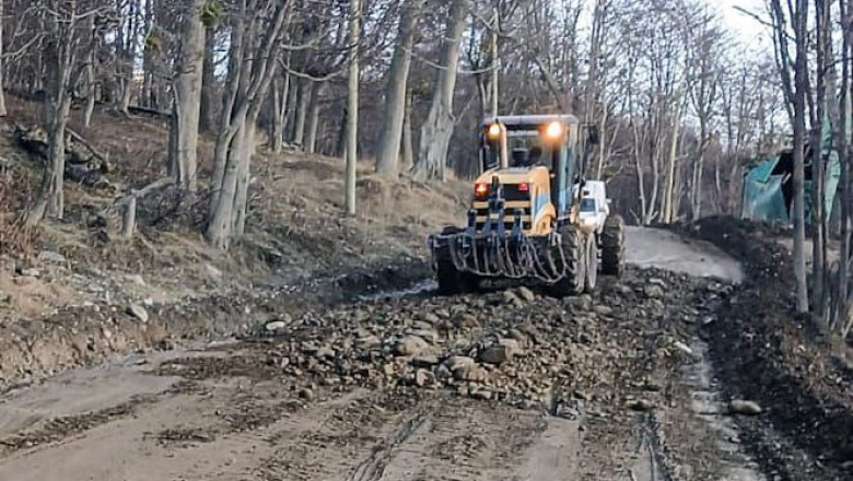 Continúan las tareas de bacheo y mantenimiento de calles de ripio
