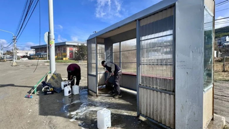 Plan intensivo de limpieza y mantenimiento de las garitas de colectivos en Ushuaia