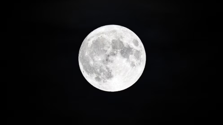 La superluna más grande del año llega con una lluvia de meteoros: