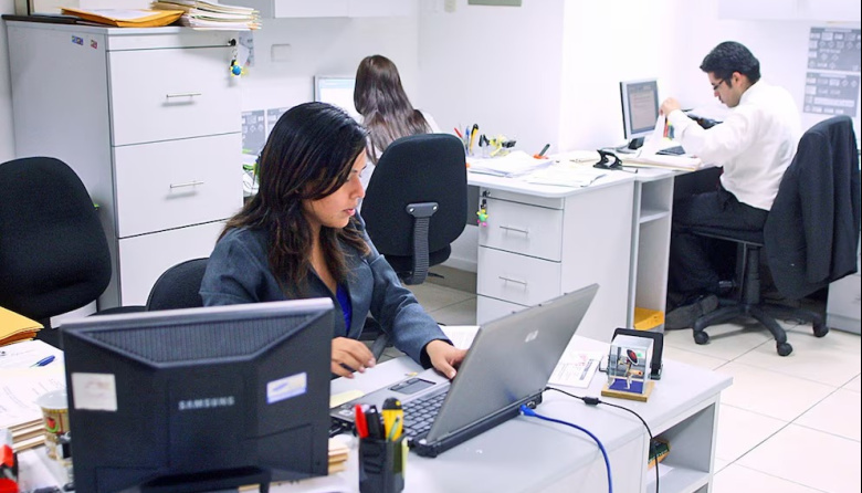 Borrador secreto de la reforma laboral: qué cambios se analizan para las vacaciones de los empleados