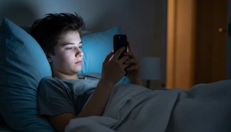 El uso adictivo de pantallas es más perjudicial para la salud mental adolescente que el tiempo de exposición