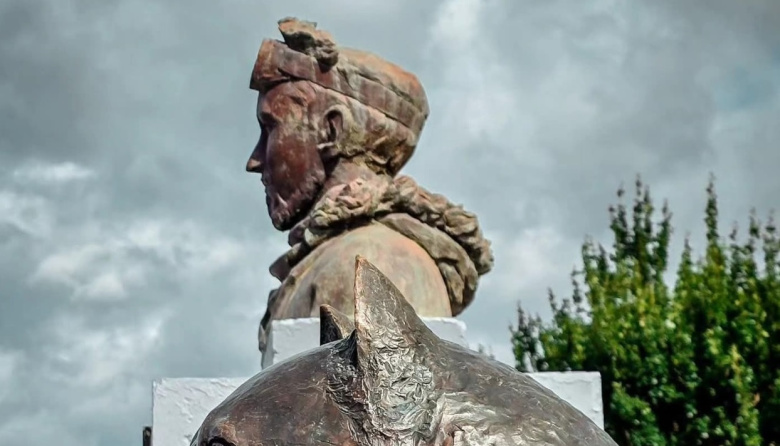 "Poncho", el heroico perro polar argentino, tiene su propia escultura en el Paseo de los Exploradores Antárticos