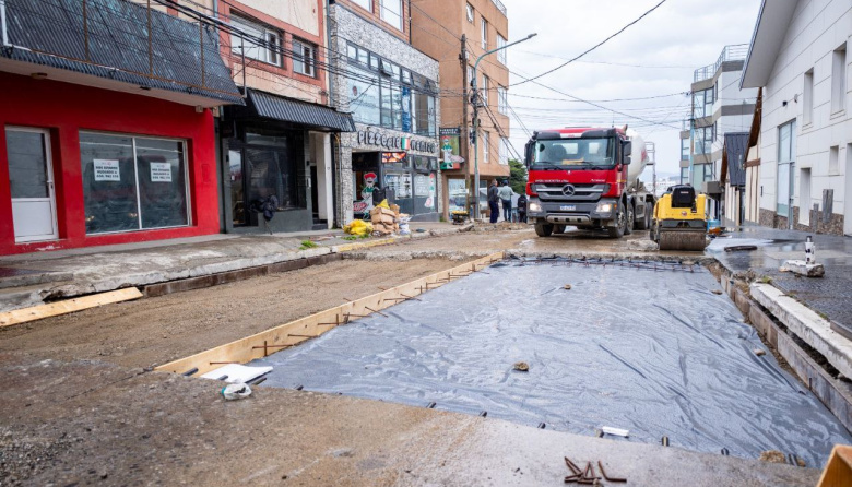 Hormigonaron el primer tramo de la calle Antártida Argentina