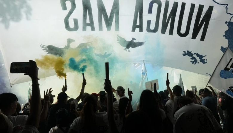 Una histórica movilización por los 50 años del golpe desbordó la Plaza de Mayo, en un mensaje a Milei