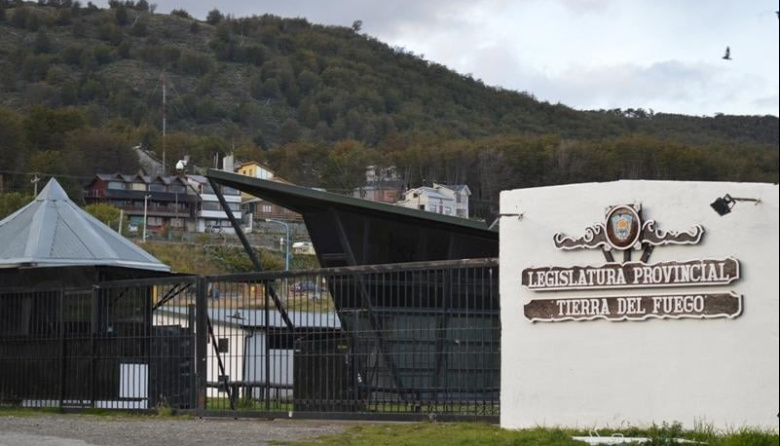 Paquete de leyes del Gobierno propone tomar deuda y subir impuestos