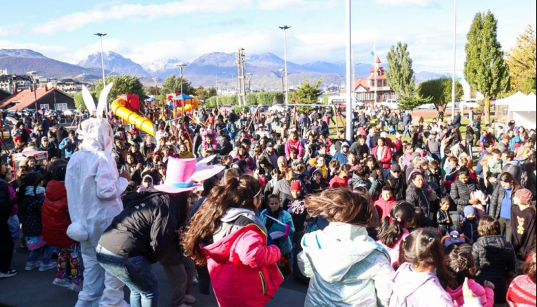 "Pascuas en la Plaza" fue la alegría de cientos de niños con sus familias