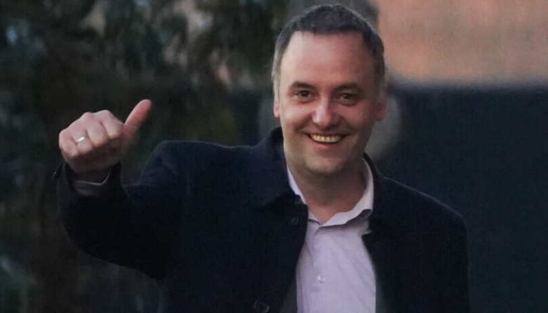 Adorni reapareció en redes con una ironía sobre el viaje de Kicillof a España