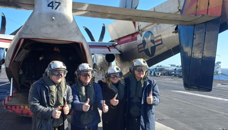 En un nuevo gesto de alineamiento con EE.UU., Milei visitó el portaaviones nuclear USS Nimitz en Mar Argentino