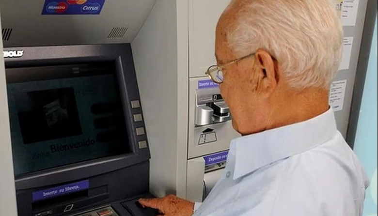 Clonación de tarjetas: así instalan chips ocultos en cajeros automáticos para robar tu dinero