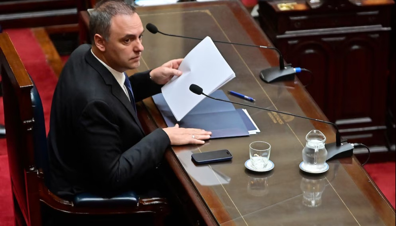 Milei y su ambiguo código etico: Sostiene a Adorni, pero los dialoguistas esperan la interpelación